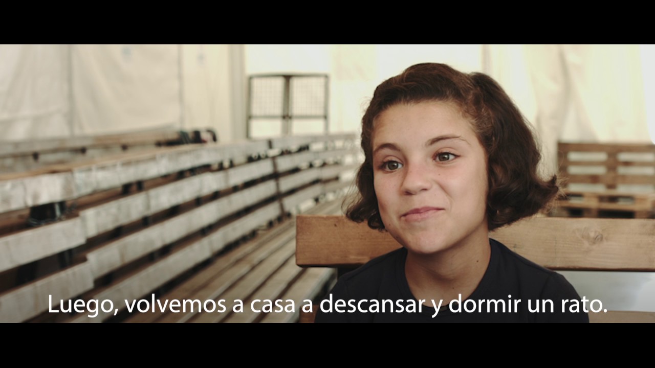 Con una sonrisa de esperanza, Hiba comparte su historia alentadora después de huir de Siria