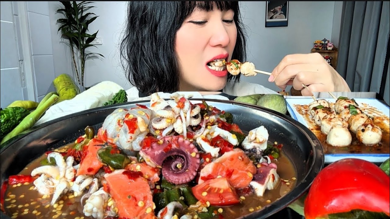 Thaifood ASMRตำมะขามอ่อนทะเลรวมรสจัดๆกับลูกชิ้นเด้งๆTamarind papaya salad with seafood MUKBANG SHOW