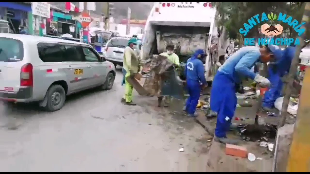 PERSONAL DE LIMPIEZA PUBLICA PREPARA LUGAR PARA CONTENEDOR EN LA AV. CIRCUNVALACIÓN