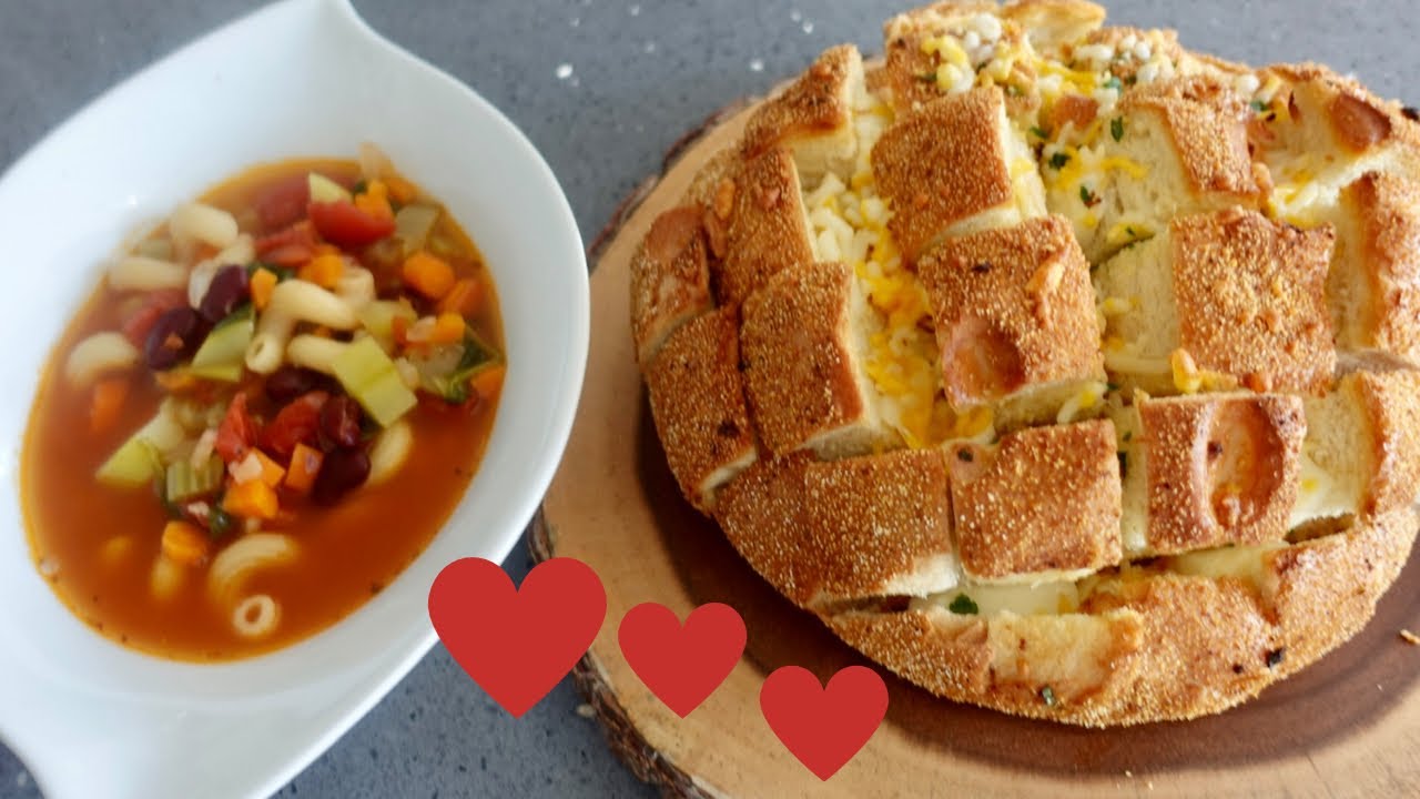 MINESTRONE ČORBICA I KRUH ZAČINJEN BIJELIM LUKOM I MOCARELOM (MINESTRONE SOUP WITH GARLIC BREAD)