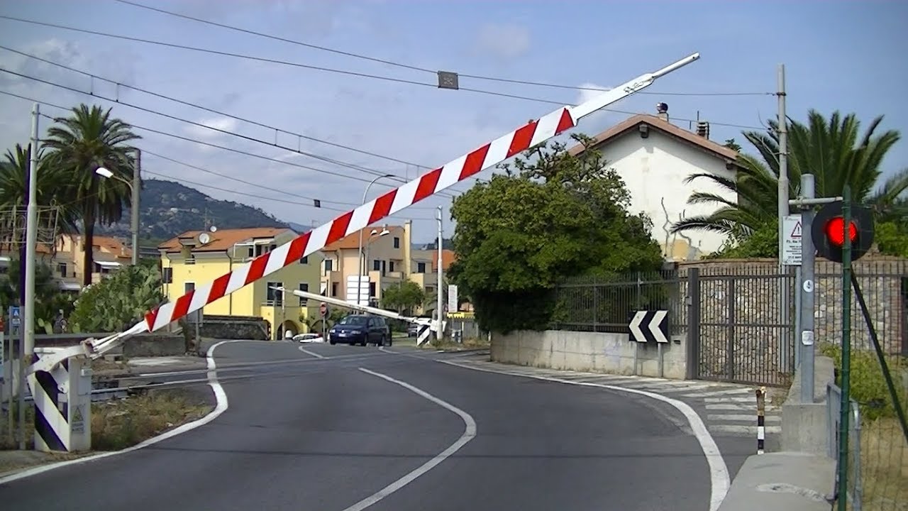 Spoorwegovergang Loano (I) // Railroad crossing // Passaggio a livello
