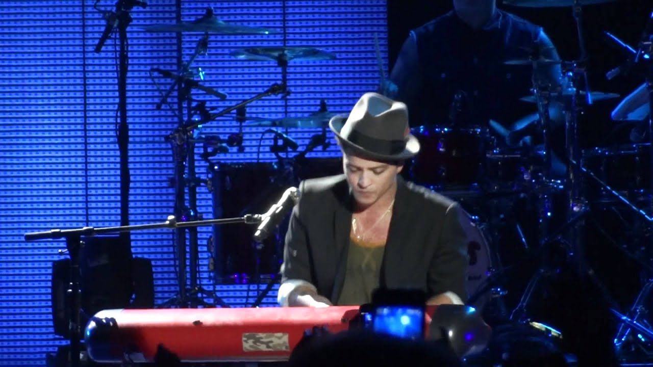 Bruno Mars - Count On Me & Lighters live Frankfurt 16.10.11 [HQ]