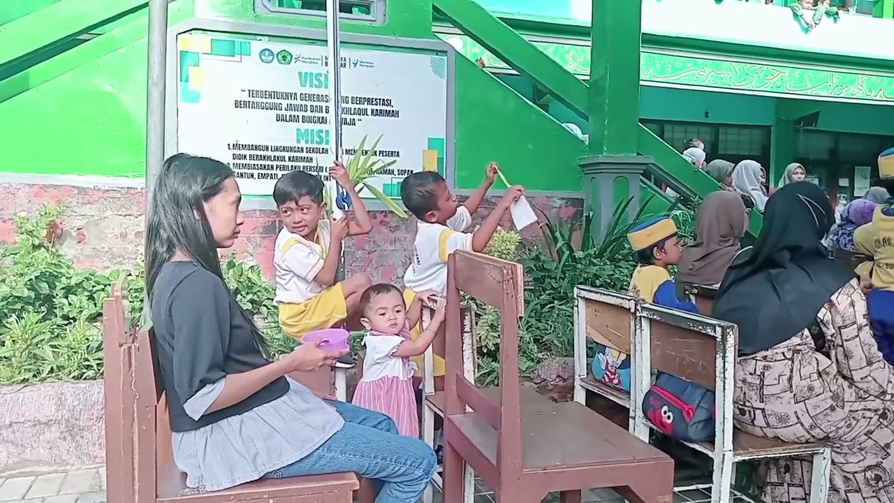 Alvaro gondol Piala Lomba Kolase Antar TK Se-Kecamatan Pakal di acara Open House SD Al-Manar...