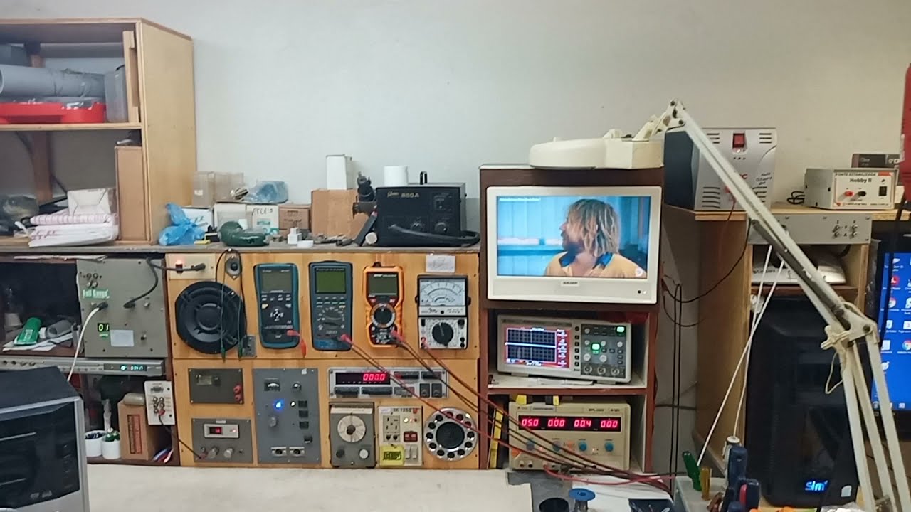 Minha bancada de conserto de TV e outros eletrônicos.