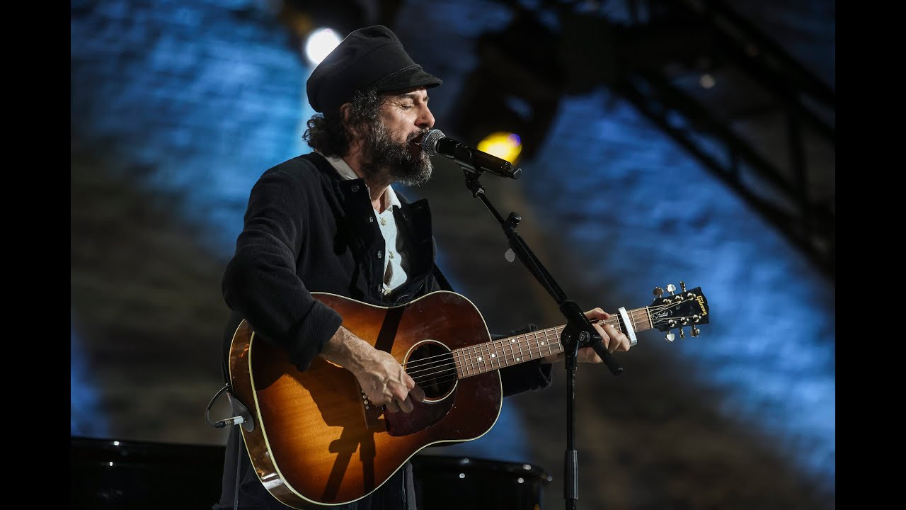 Vinicio Capossela canta 