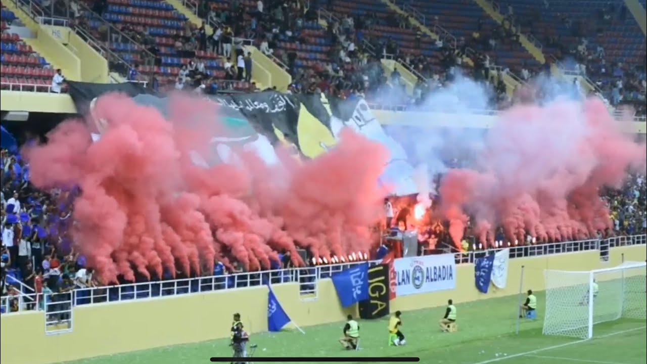 أجواء الجمهور الحاضر في مباراة ديربي الفرات الاوسط بين نادي النجف وكربلاء.