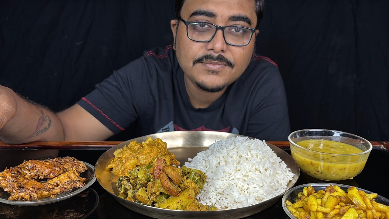 Eating Show - Rice, Moong Dal, Alu Vaja, Mix Veg, Cabbage Pokora, Kumro Posto | Poulami Eating Show