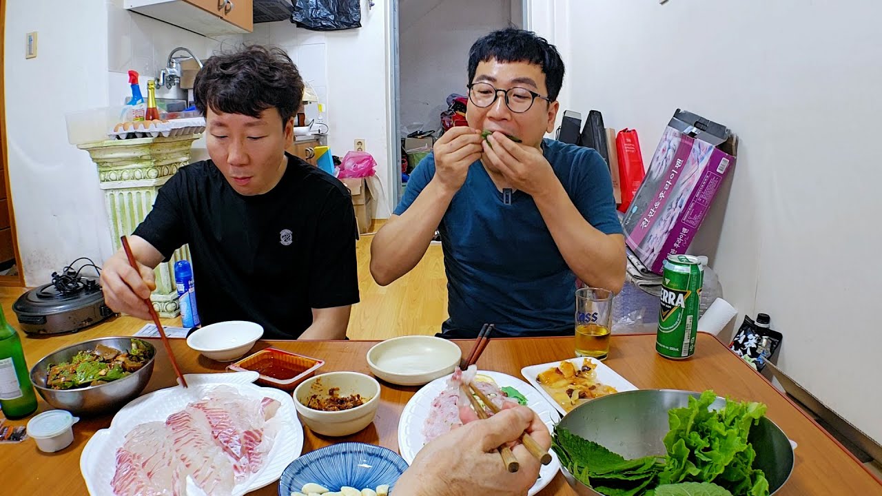 엄마랑 동생이랑 회 떠와서 먹는 별거 없는 식사 한끼
