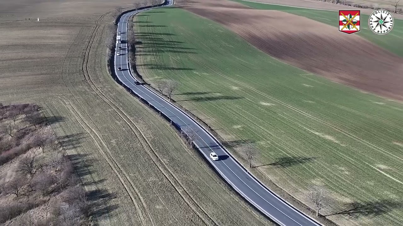 POLICEJNÍ DRON USVĚDČIL PĚTICI PŘEDJÍŽDĚJÍCÍCH ŘIDIČŮ