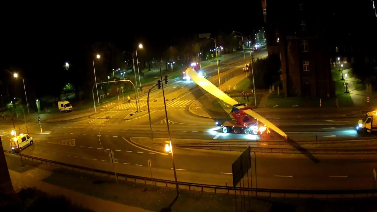 Malbork. Nocny Transport elementów do farmy wiatrowej w Cierpiętach 26.10.2022