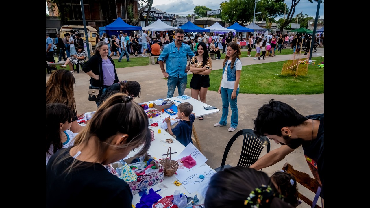 La Feria Emprendedora del 8M reunió a una multitud de vecinos en el Parque Lineal