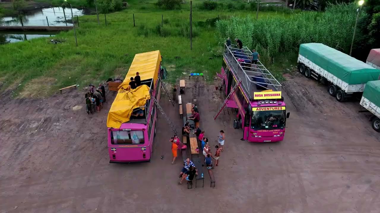 Få en inblick i livet i, på och omkring våra rosa bussar!