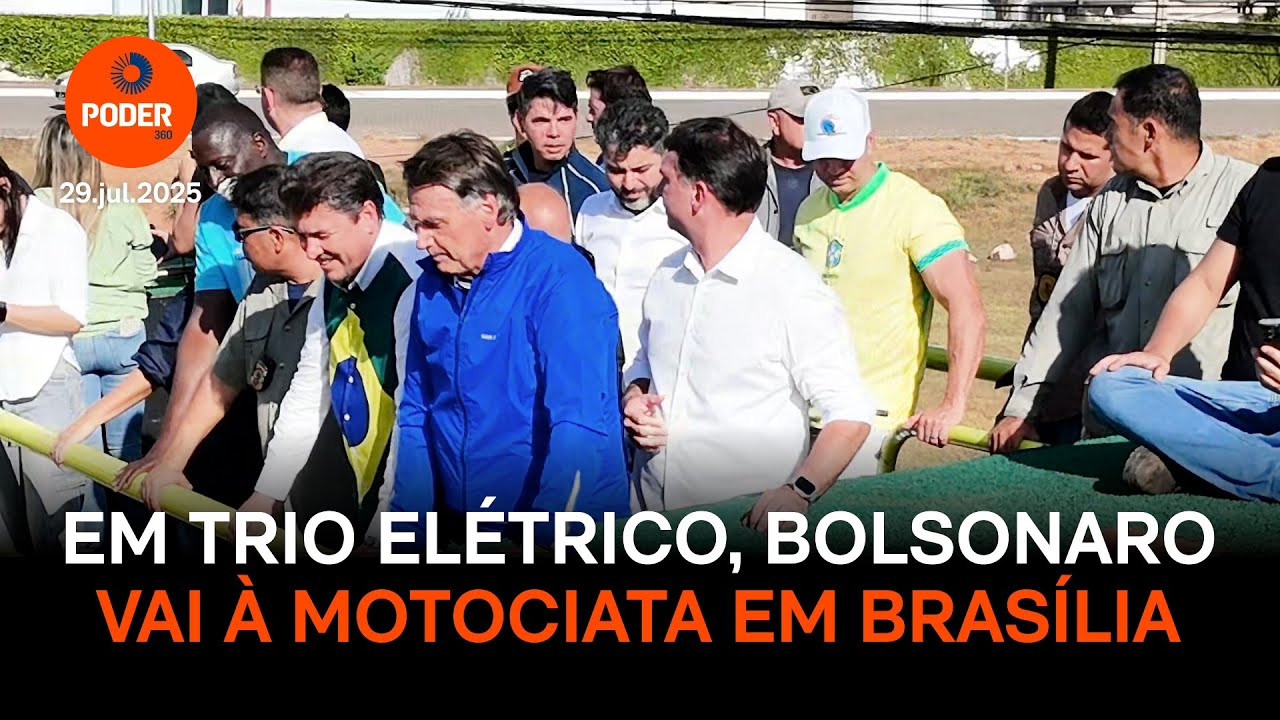 Em trio elétrico, Bolsonaro participa de motociata em Brasília