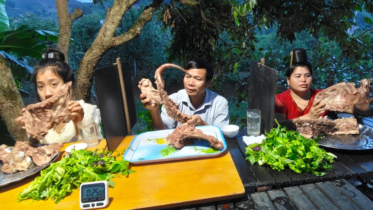 Cuộc Thi Ăn Mỗi Người 3,5KG Thịt Xương Sườn Giữa 3 Thánh Ăn