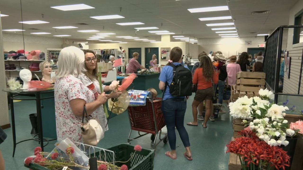 Shoppers brave long lines for final sales at Dee's in Louisville