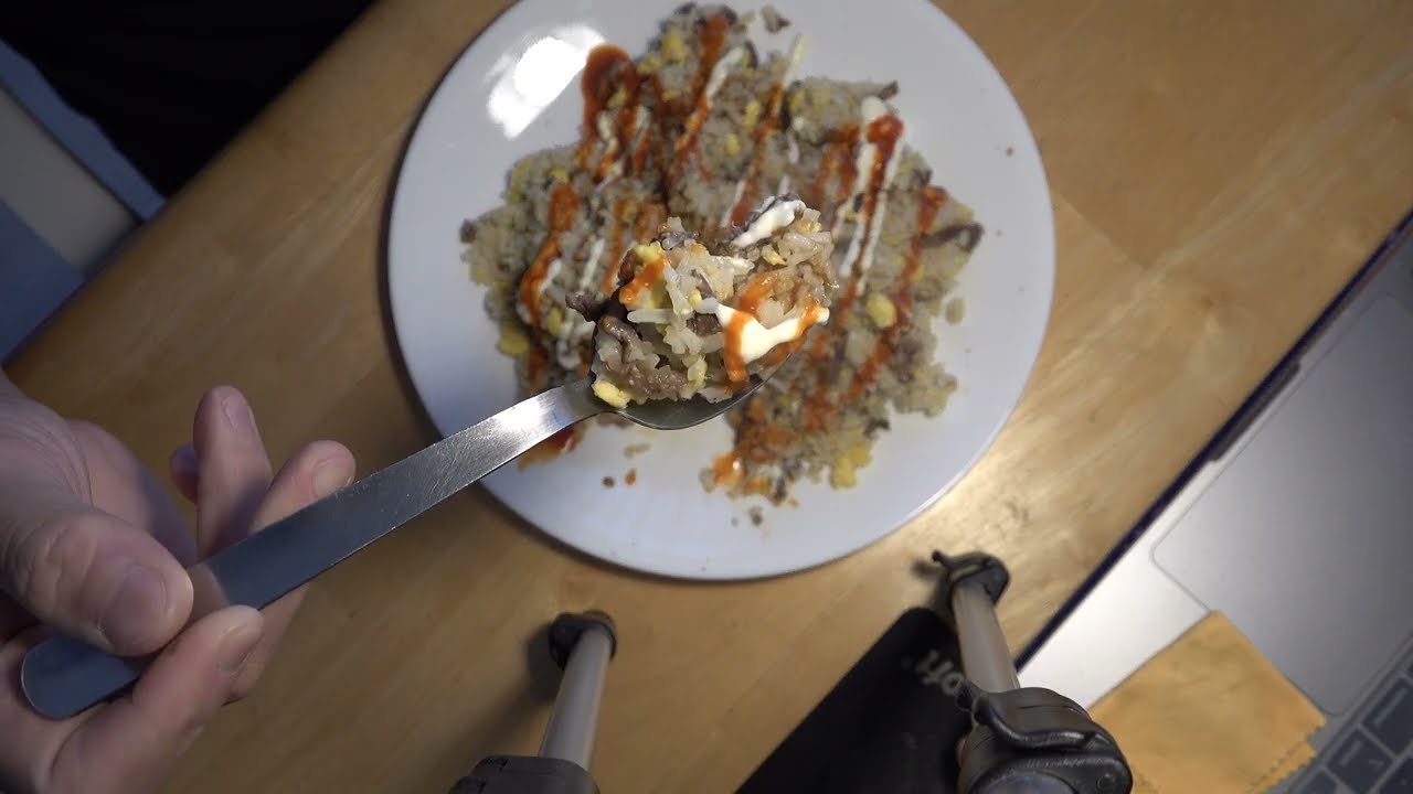 ASMR &mdash; ЗВУКИ ПОЕДАНИЯ АЗИАТСКОГО ЖАРЕНОГО РИСА С МЯСОМ И ЯЙЦАМИ