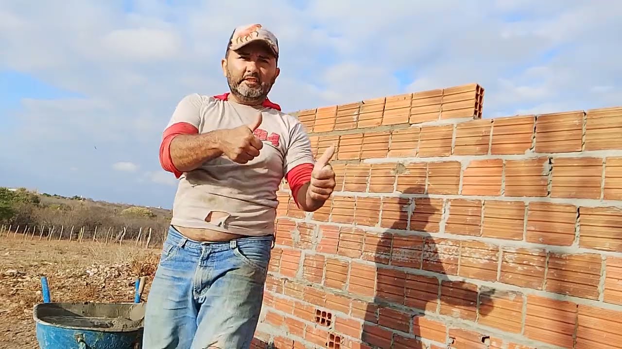 Fechado as paredes do lado de fora da casa do sítio Cristo Redentor na altura de 6 fiadas 