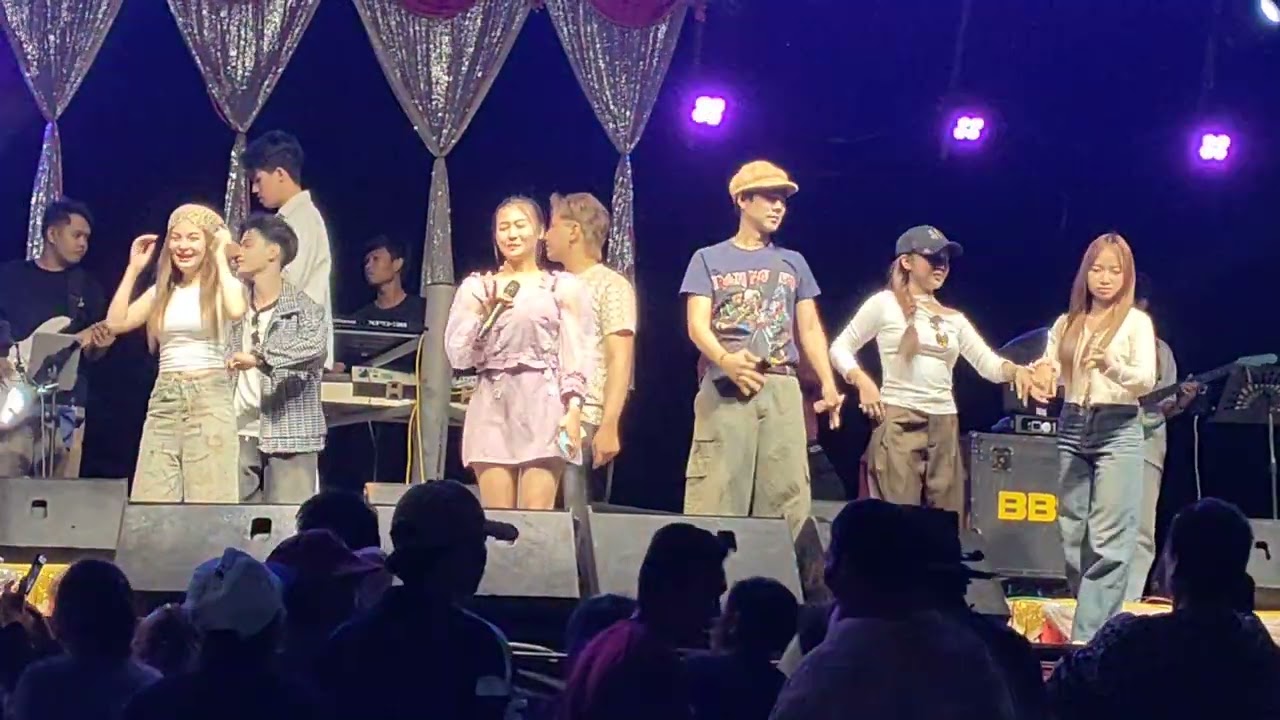 โอ้โห้ สุดมันส์เมื่อศิลปินเก่าใหม่สาวน้อยขึ้นเวทีราวมกัน#สาวน้อยเพชรบ้านแพง 