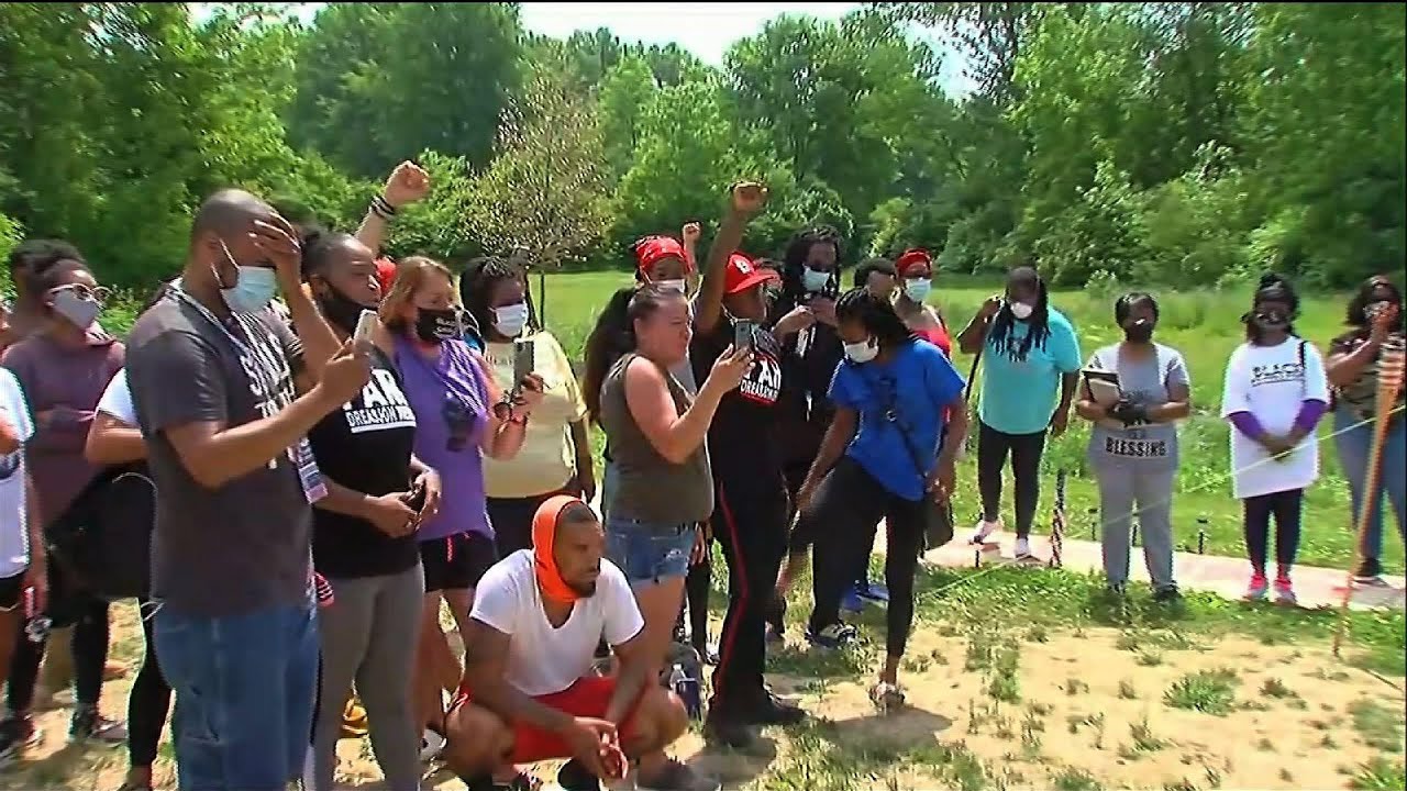 Mom seeks independent probe of killing by police