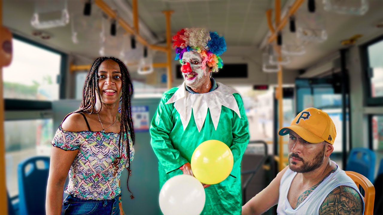 Payaso revela un gran secreto que todos escondia en un autobus