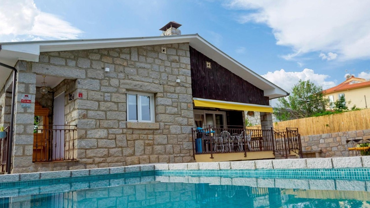 Casa rural El Abuelo Arturo | Collado Mediano, Spain | Hotel Review 🏨