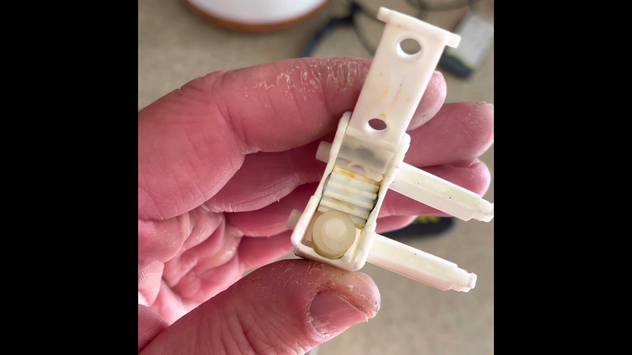 How to fix sliding door blinds that wont rotate. Really easy.