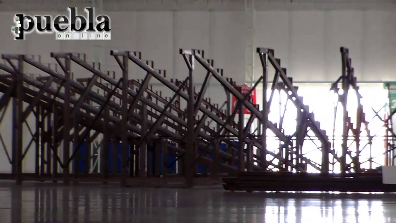 Feria de Puebla 2014: colocan juegos mecánicos, estantes y palenque