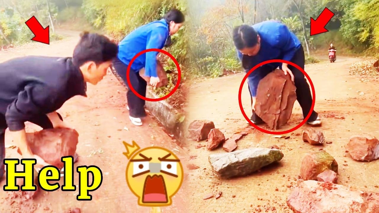 路人将山体滑落的巨石一个个搬走造福司机，过路的司机也急忙下车帮忙！将路清理的干干净净！#正能量 #funny #movie #农村生活#正能量 #funny #movie