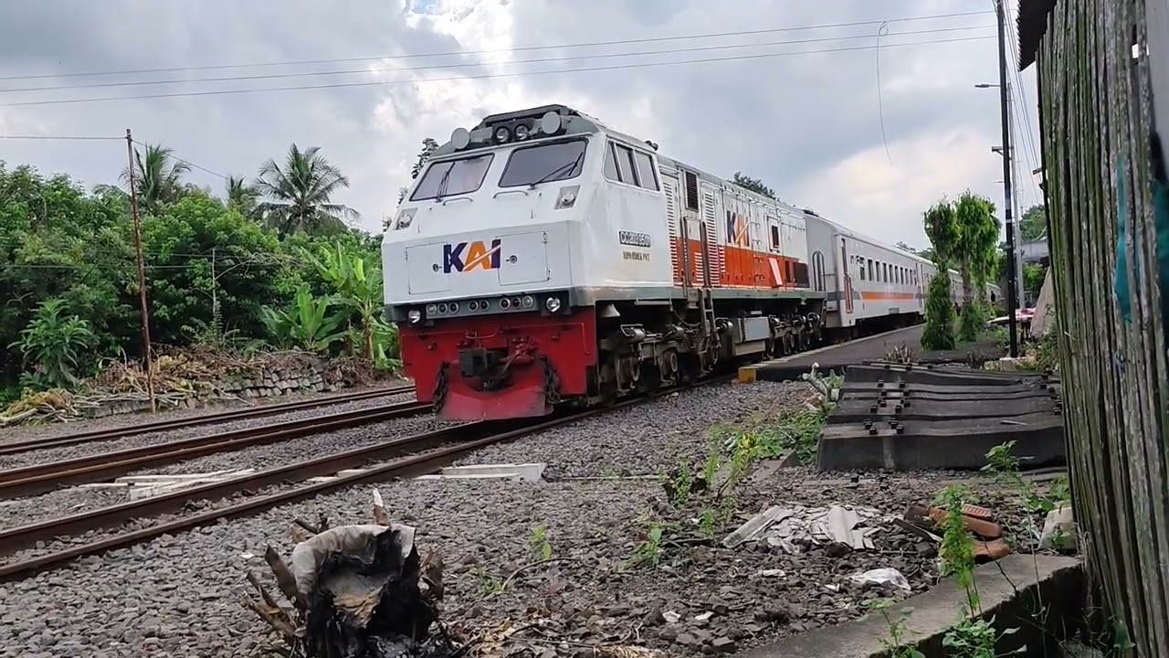 persilangan kereta di stasiun bojong