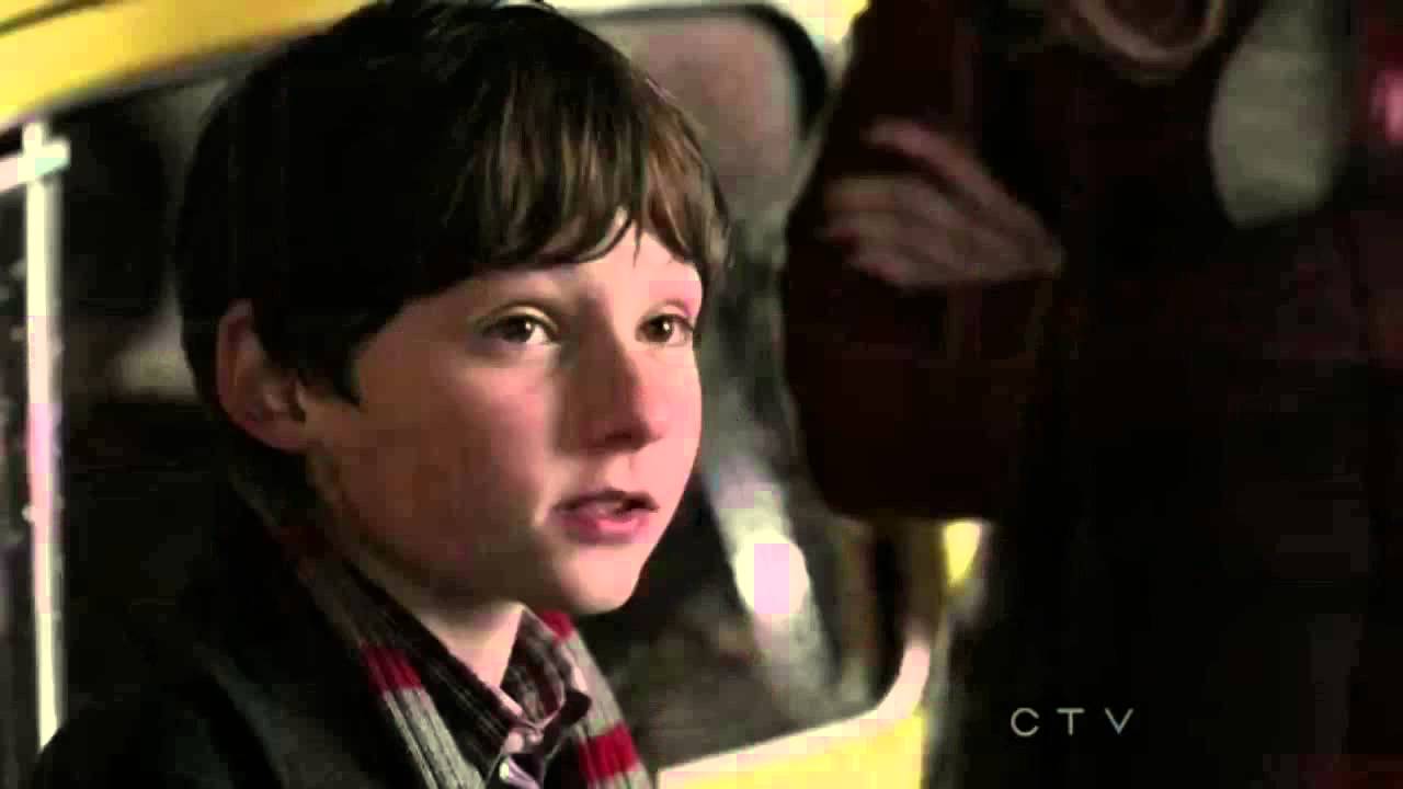 Once upon a time s01e01 Emma & Henry in Storybrooke