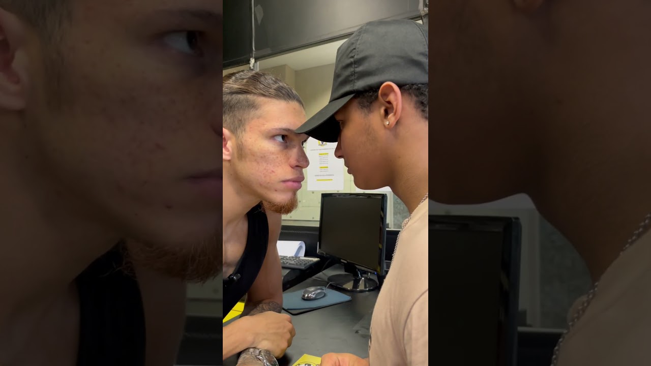 Pov pagando a mensalidade da academia