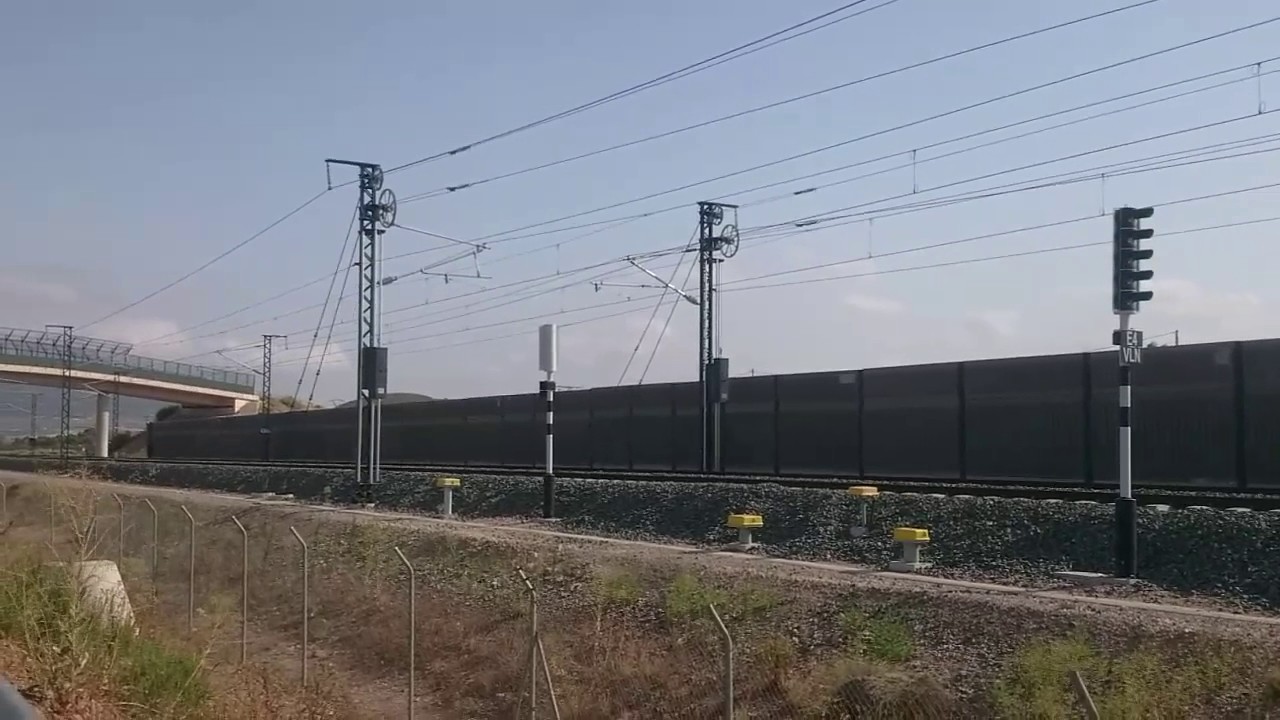 Tren Ave S-100 pasando por Villena Alta Velocidad direcci&oacute;n Madrid