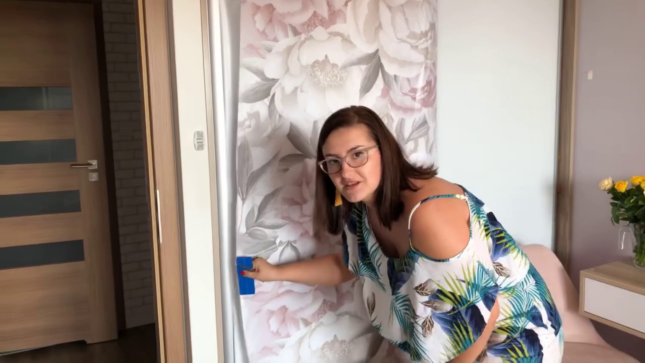 Montaż  i demontaż tapety samoprzylepnej Wall Art na drzwiach od szafy.