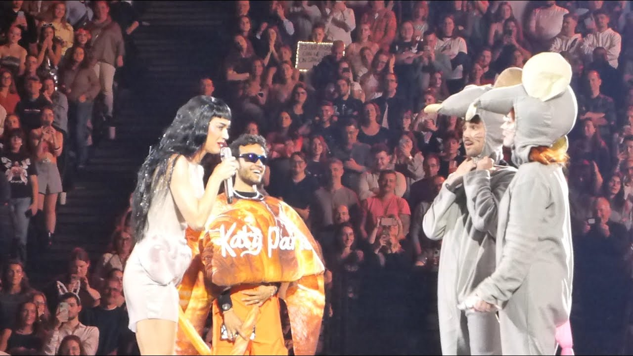 Katy Perry Invites a Croissant And 2 Rats On Stage in Paris (04/11/2025)