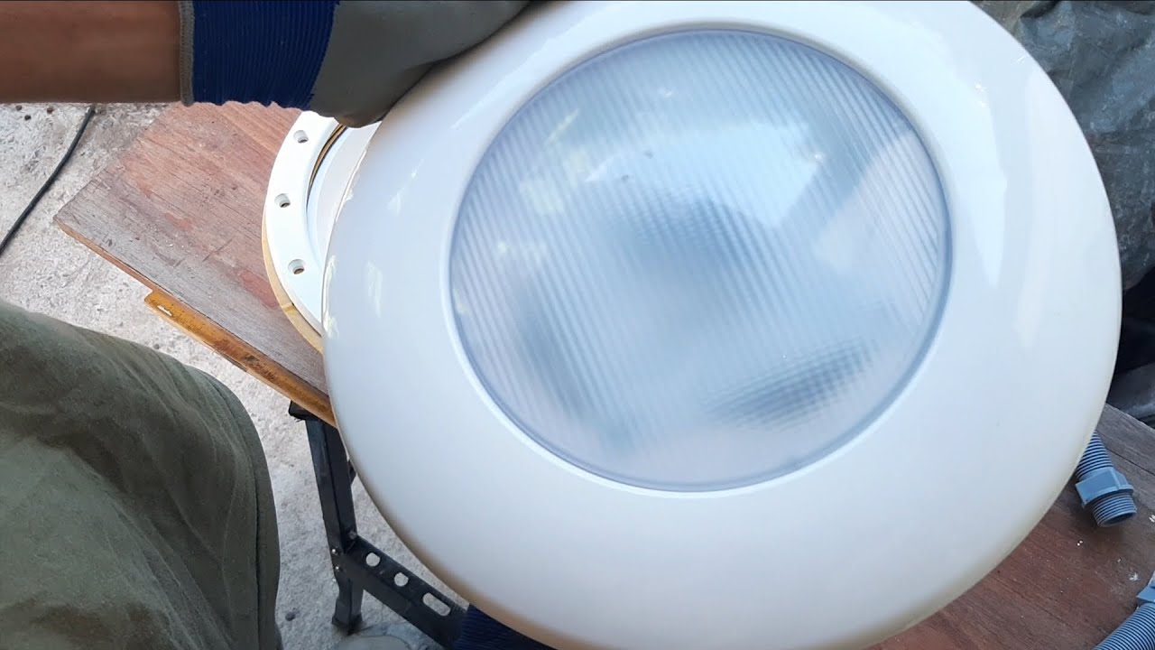 Préparation niche pour lampe PAR56 à sceller pour piscine