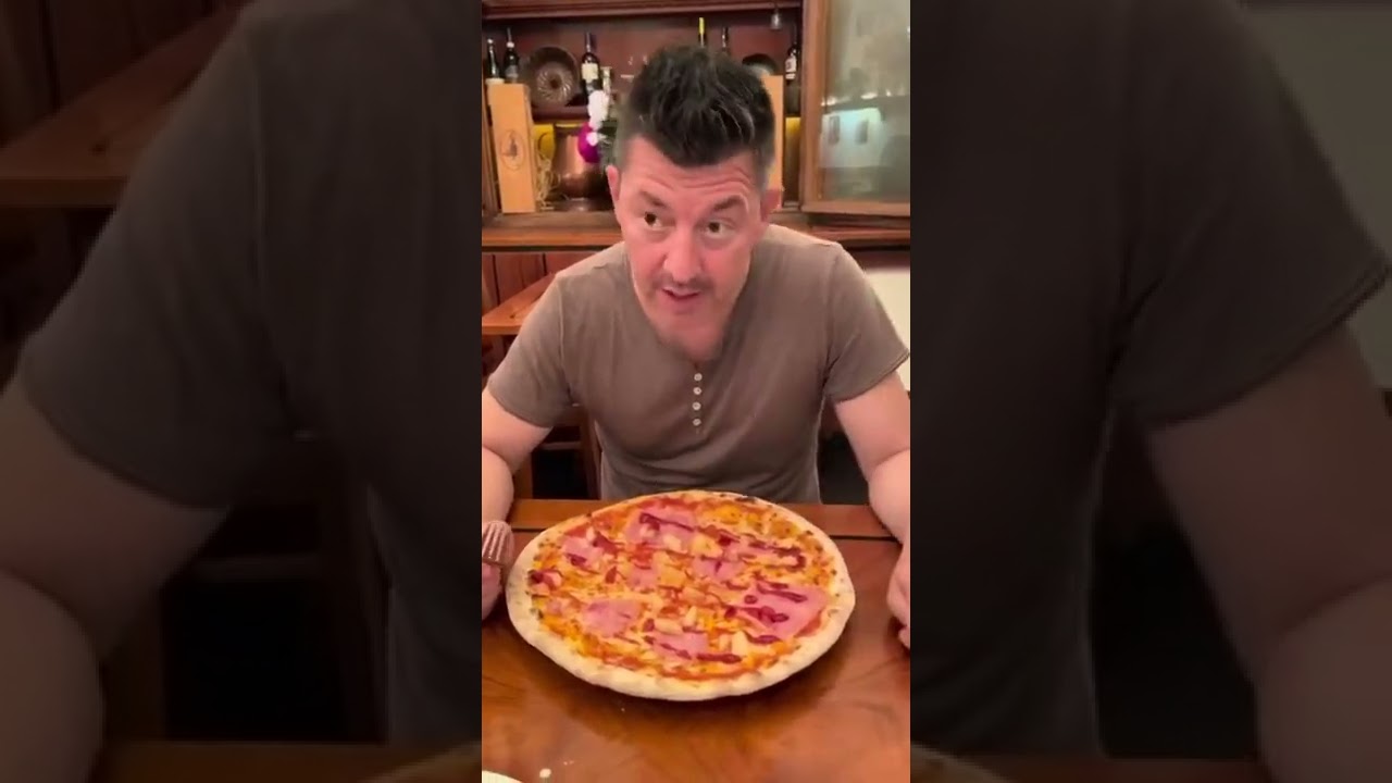 Errico Porzio a Praga per assaggiare la pizza ketchup e ananas