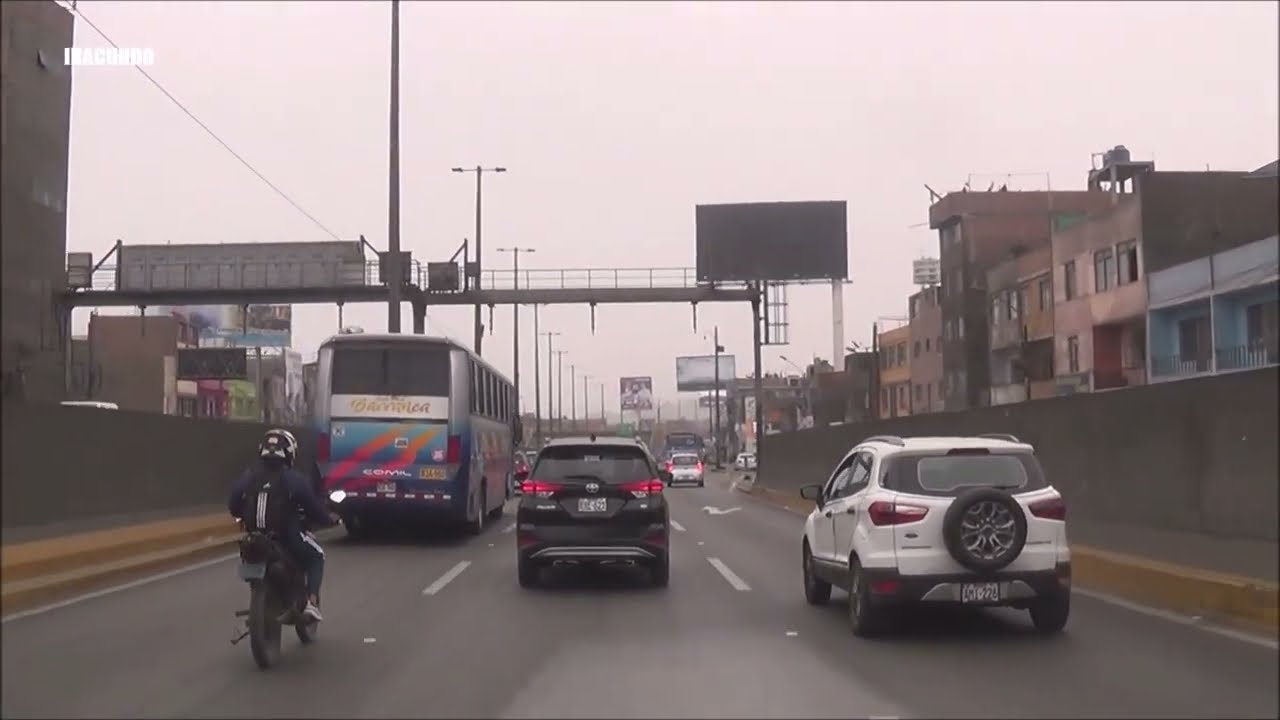 Viajando por la Panamericana Norte en una minivan rumbo a Lima Norte.