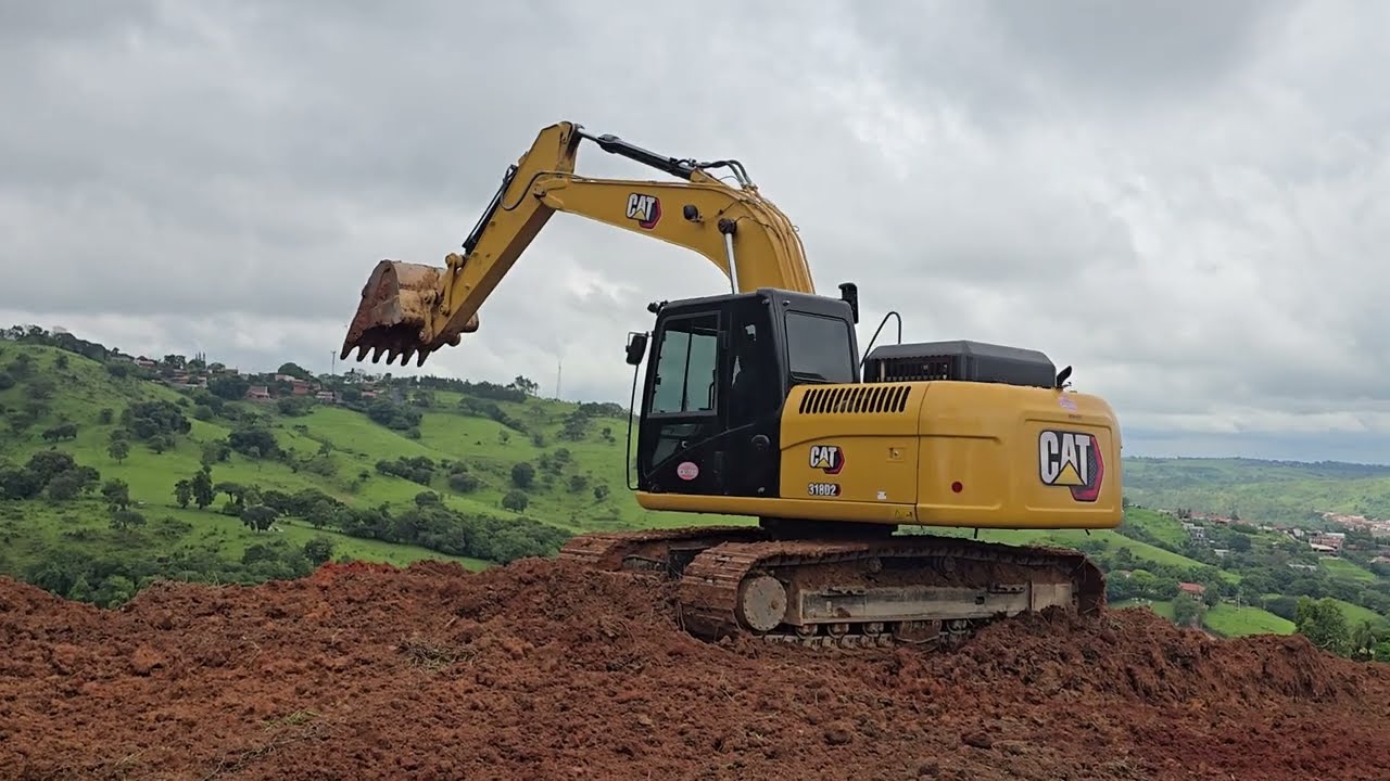 ESCAVADEIRA CATERPILLAR 318D2L CORTANDO E TOMBANDO TERRA