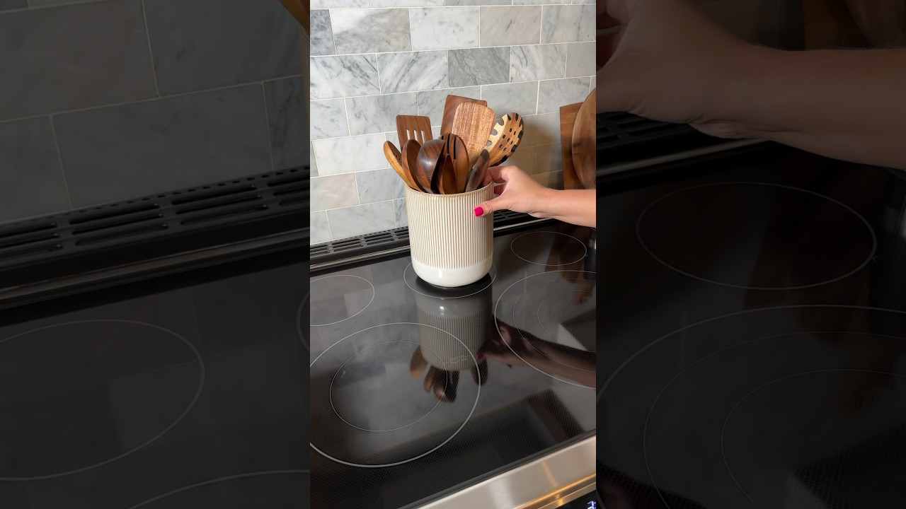 ✨OBSESSED✨ with this vacuum window squeegee 🤩🫧😌 #asmr #cleaning #cleaningmotivation