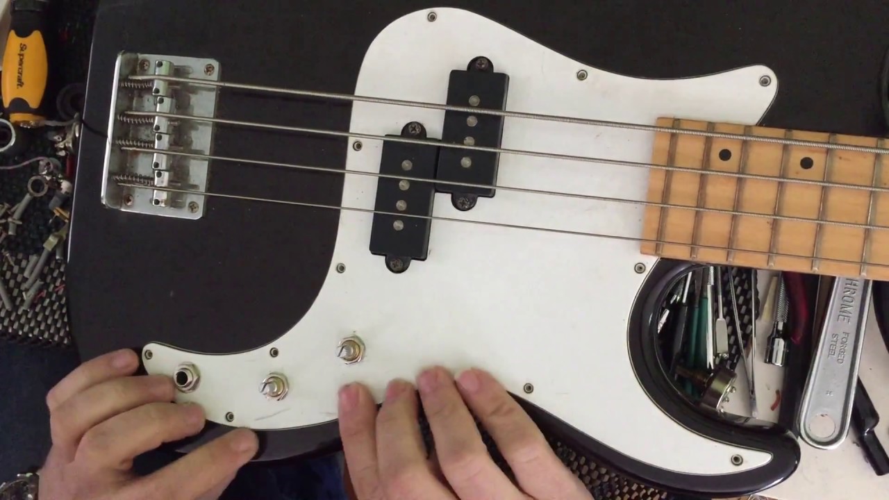 P-Bass заменяет регулятор тембра и громкости, а также выходной разъем