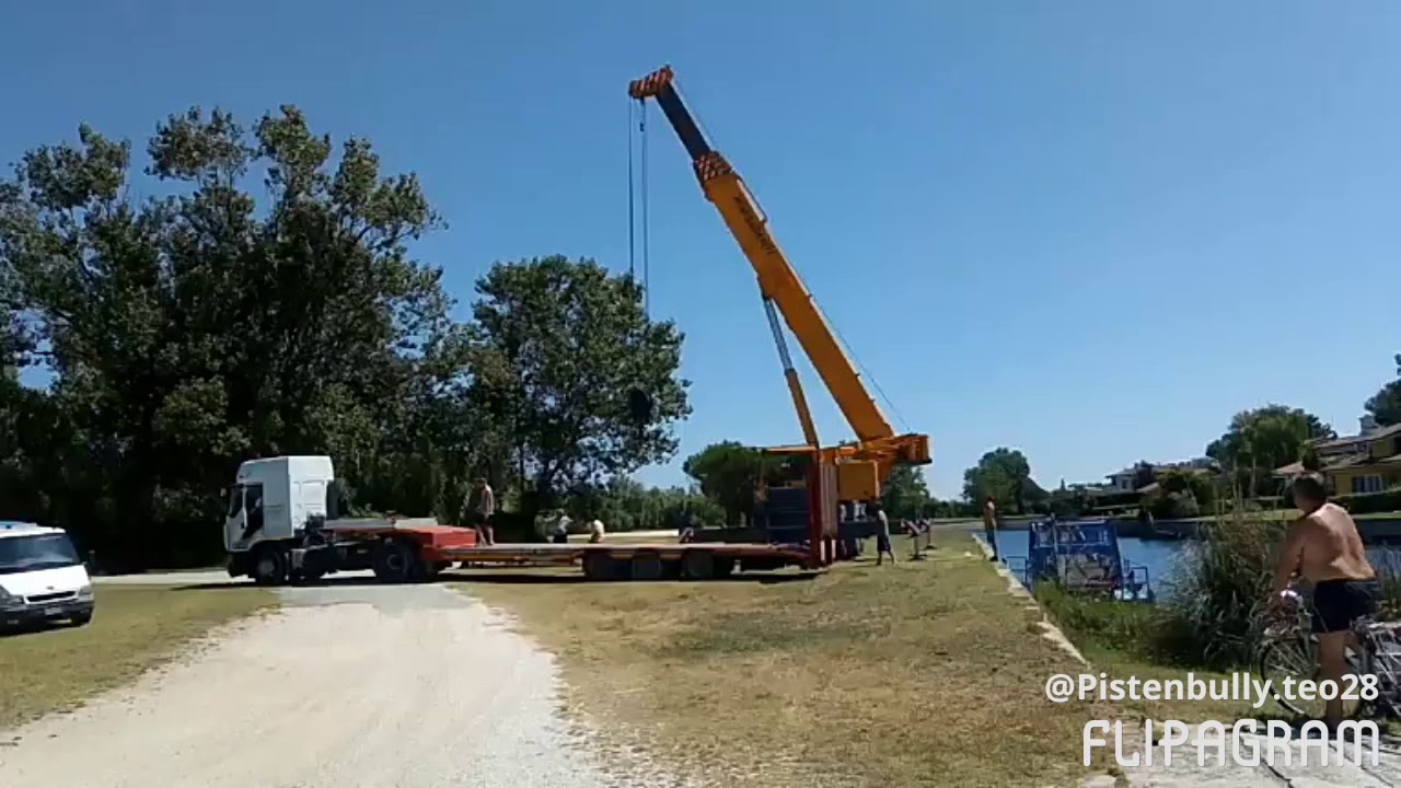 Autogru liebherr e camion Mercedes e renault per il sollevamento e trasporto di un macchinario