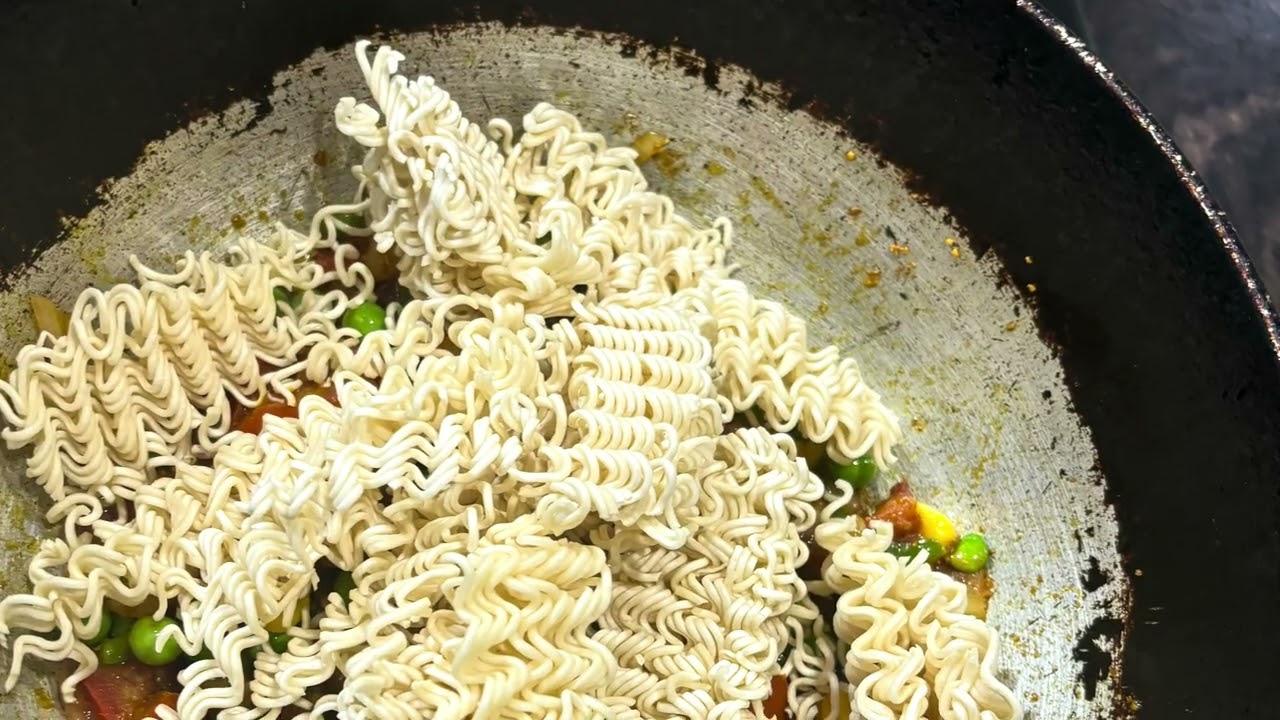 Street-Style Veg Maggi at Home | Quick & Delicious Recipe #instant #recipe #maggi #mountains 