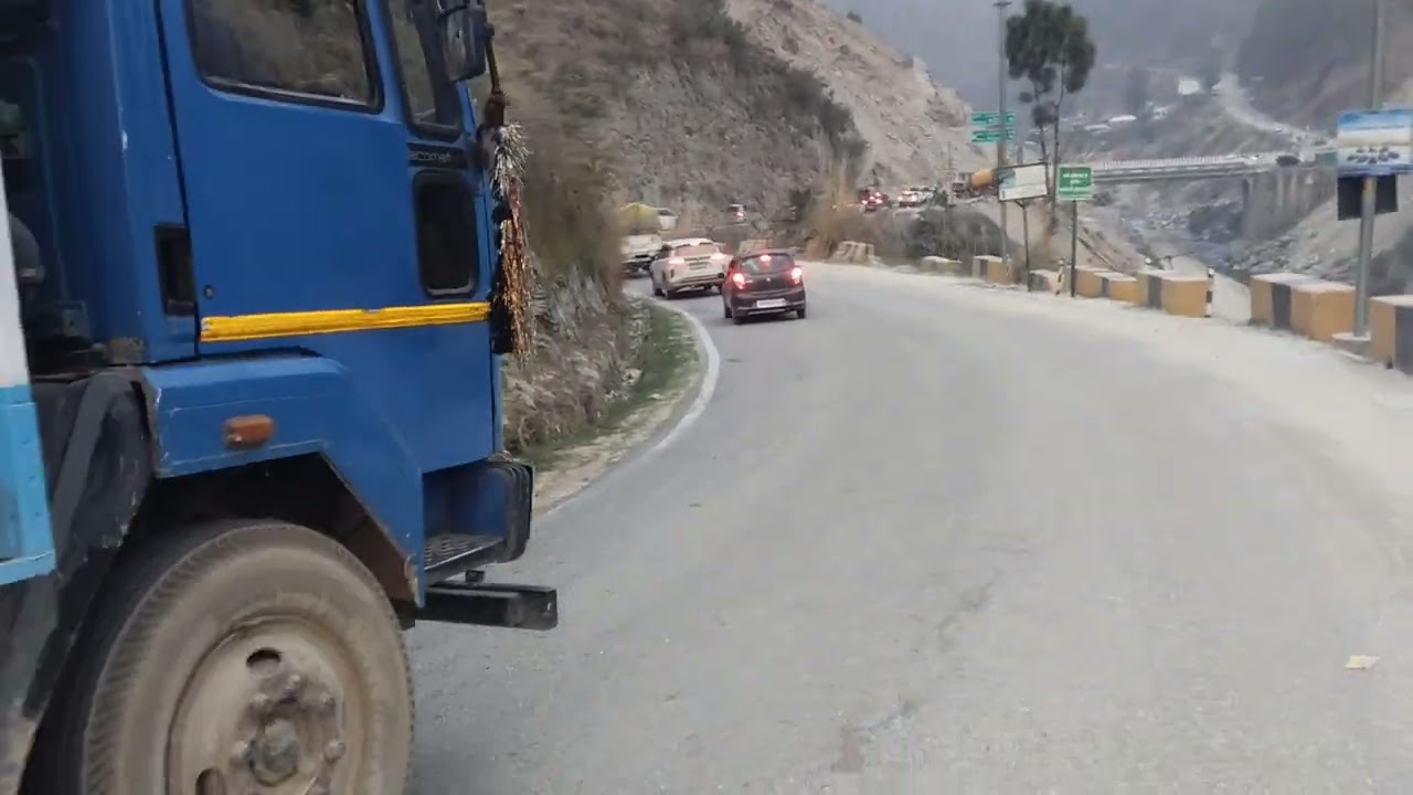 क्वारब रोड के ये हाल है इस तस्वीर से पता  चलता है कितनी परेशानी झेल रहे  है।