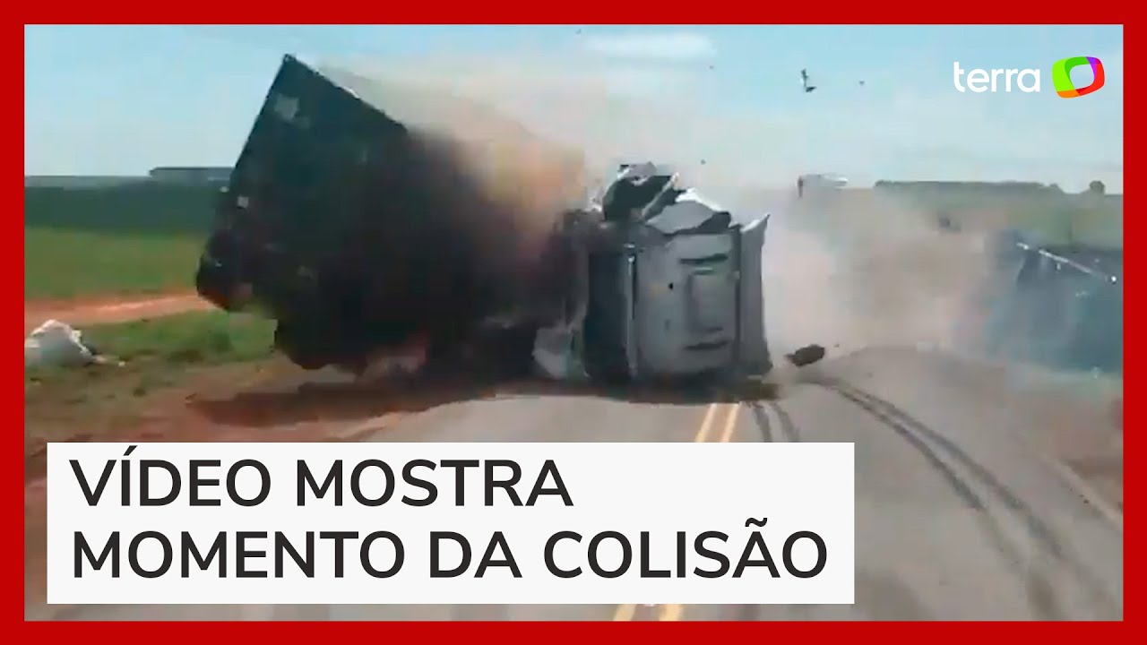 Motorista registra momento de grande acidente entre caminh&otilde;es em estrada no Paran&aacute;