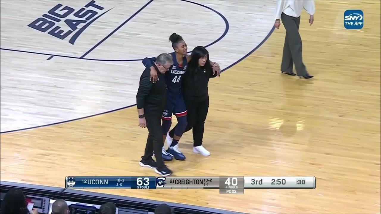 🤕 Aubrey Griffin INJURES KNEE, Helped Off Court By Coach Geno Auriemma In  #12 UConn Huskies Win