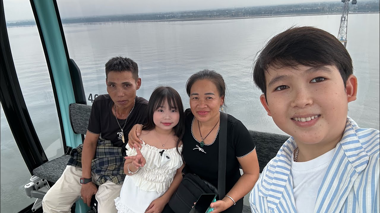 Bé Hạt Tiêu hạnh phúc khi được đi du lịch có đầy đủ Bố Mẹ 