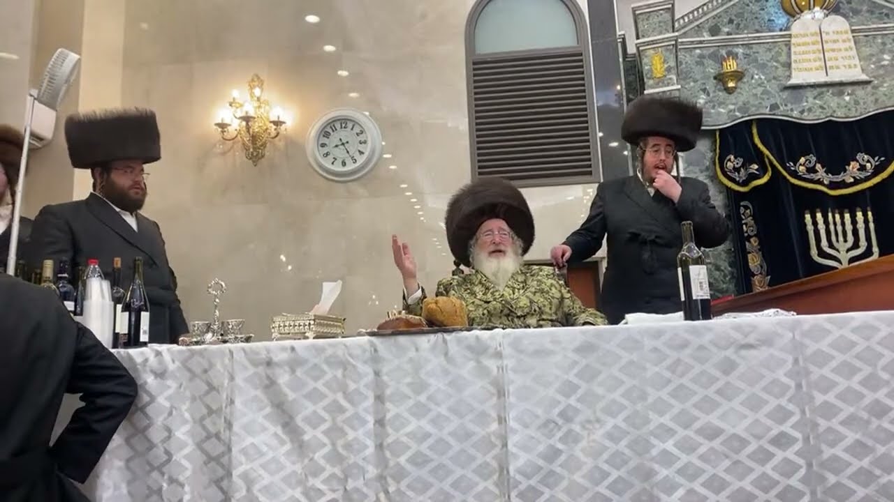 טיש משתה היין מוצאי פורים דפרזים בחצר הקודש ספינקא, פורים תשפ״ג