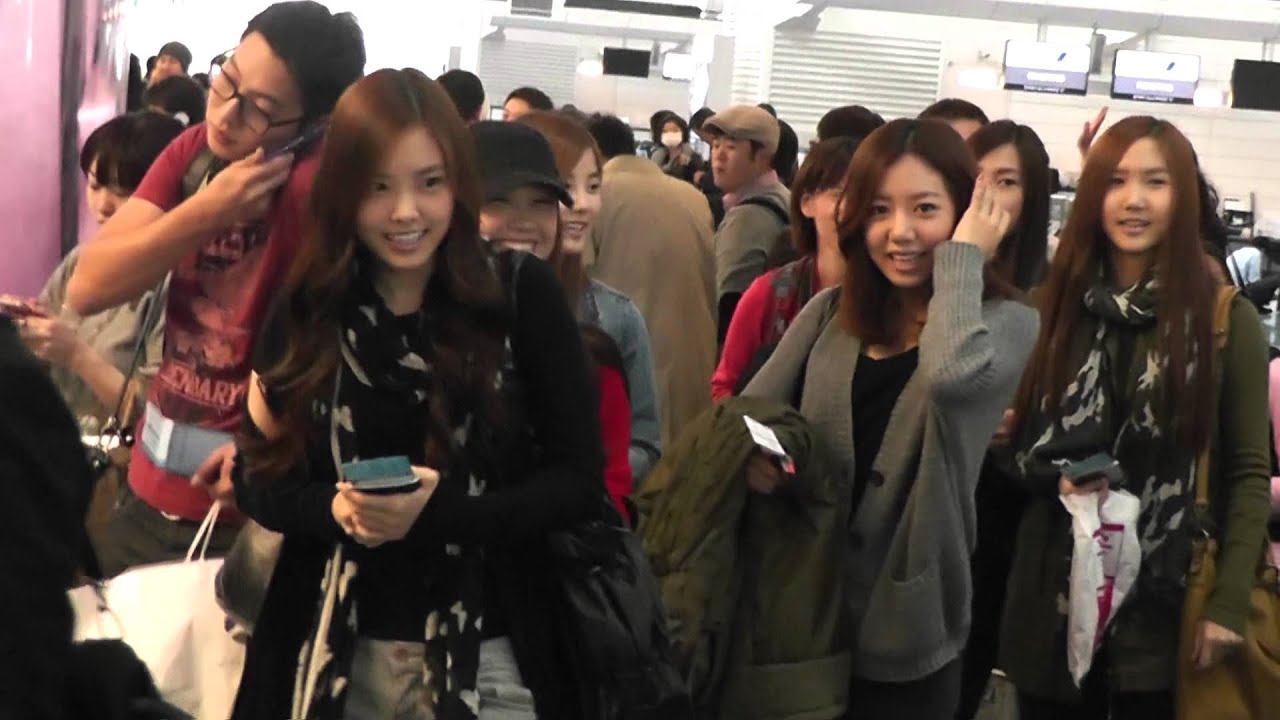 2011-11-10 A-PINK @ Haneda Airport