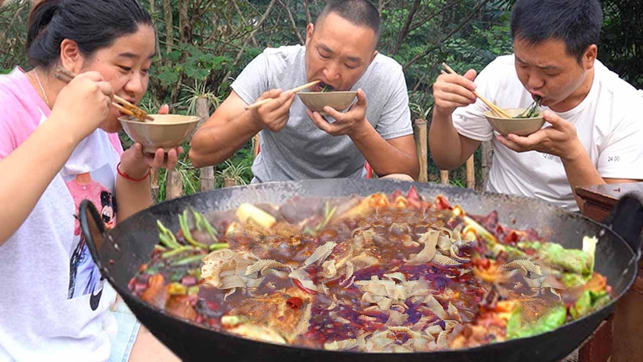 大熱天吃牛骨火鍋，麻辣牛肚很過癮，三兄妹辣得滿頭大汗吃撐了！ 【鐵鍋視頻】