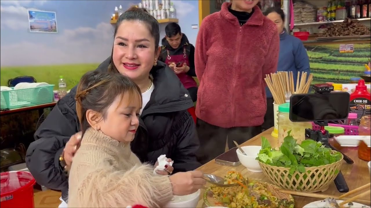 Huyền Hrê Và Mấy Chị Em Nạp Năng Lượng Để Đi Chinh Phục Lên Cầu Kính Rồng Mây